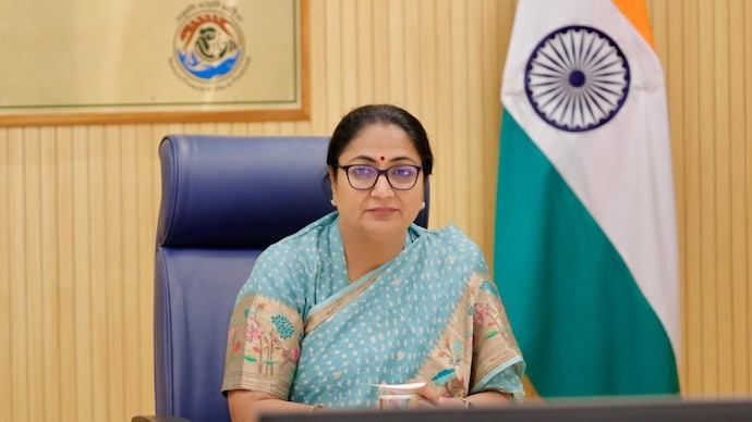 Delhi Chief Minister Rekha Gupta held a detailed review meeting with Delhi Jal Board (DJB). Delhi Chief Minister Rekha Gupta held a detailed review meeting with Delhi Jal Board (DJB).