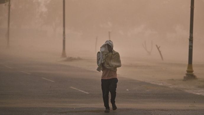Delhi-NCR cooled briefly after the May 23 dust storm rolled across Rafi Marg, Noida and Gurugram, but the IMD has warned that 45°C heat will return from May 24. (Photo: PTI) Delhi-NCR cooled briefly after the May 23 dust storm rolled across Rafi Marg, Noida and Gurugram, but the IMD has warned that 45°C heat will return from May 24. (Photo: PTI)