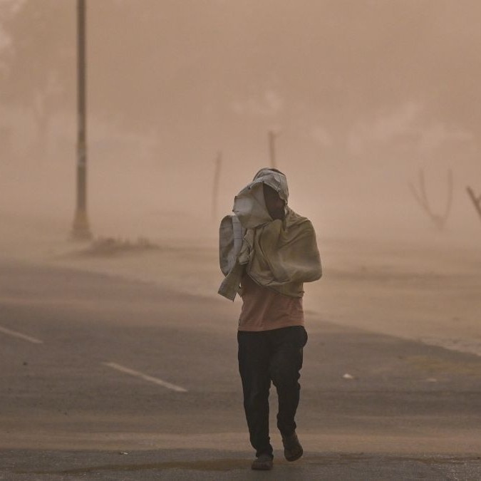 Delhi-NCR cooled briefly after the May 23 dust storm rolled across Rafi Marg, Noida and Gurugram, but the IMD has warned that 45°C heat will return from May 24. (Photo: PTI)
