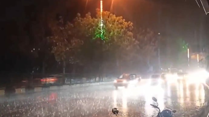 Delhi-NCR witnesses rain and thunderstorms as IMD issues weather alerts after intense heatwave.(Photo: Reuters)