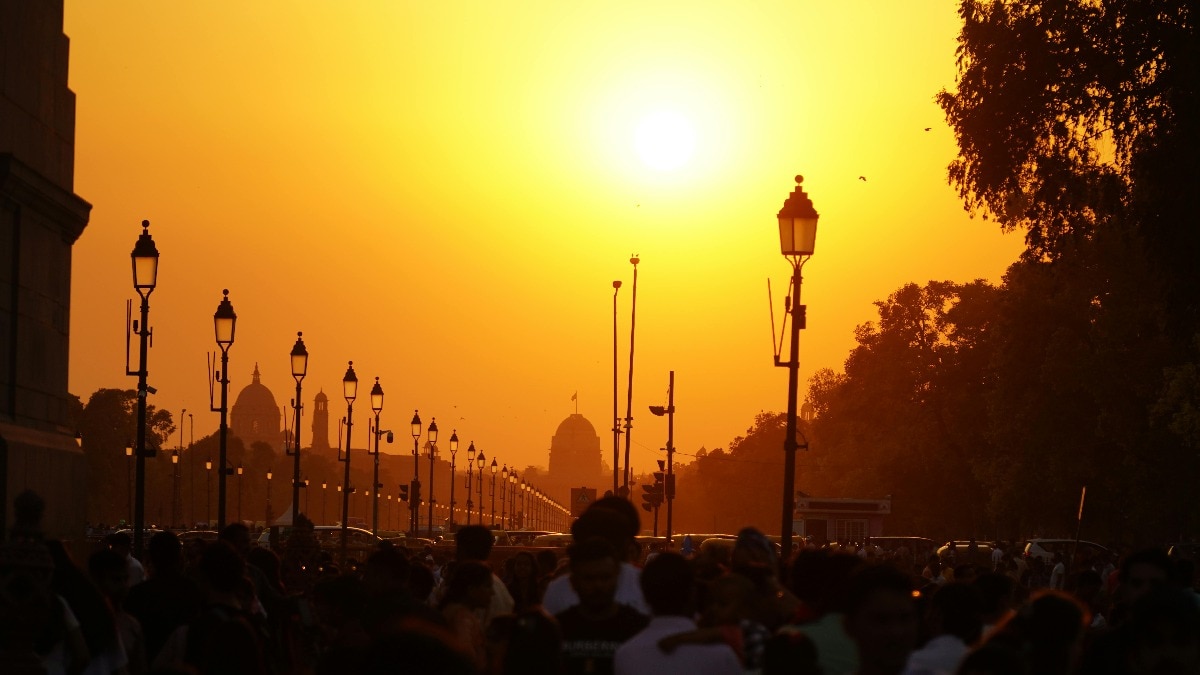 Delhi roasts at 44°C, weather conditions set for temperature to go to 45°C