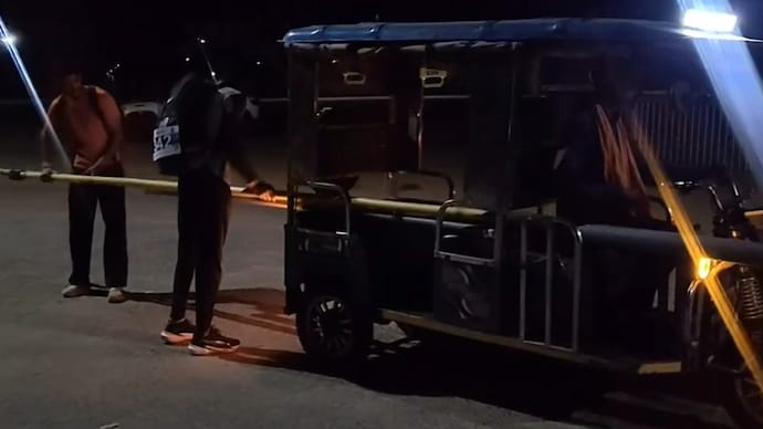 Dev Meena and Kuldeep Kumar were seen putting their poles on e-rickshaws. (Image: Screengrab from X/@indraneel0) Dev Meena and Kuldeep Kumar