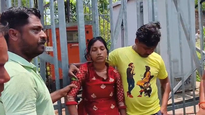 A woman in Jharkhand’s Dhanbad climbed a mobile tower demanding the release of her lover from police custody. dhanbad