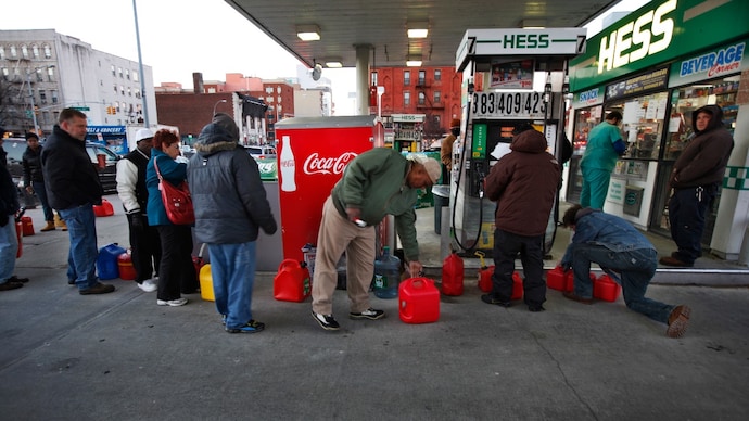 Customers wait in line for fuel at a Hess gas station in Brooklyn, New York. (Photo: Reuters) donald trump us jones act waiver fuel price hike iran war