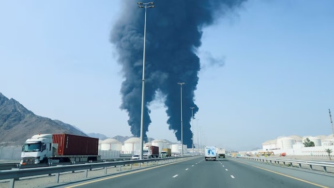 Iran attacked the Fujairah Petroleum Industries Zone recently (Photo: Reuters) ओमान की खाड़ी की ओर स्थित UAE के फुजैरा पोर्ट पर ईरानी हमला जंग के पेचीदा समीकरण का इशारा है.