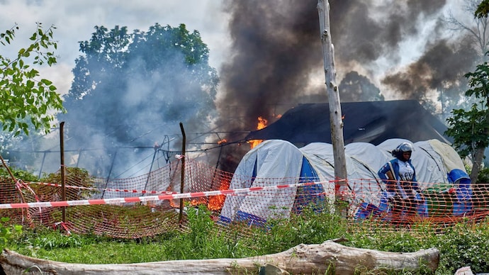Health officials say Ebola victims can remain highly contagious after death, with enforced safe burials increasingly clashing with local funeral traditions and fuelling tensions in affected communities. (Photo: Reuters) इबोला पीड़ित के शव को लेकर विवाद के बाद कांगो में मेडिकल टेंट जलाए गए (Photo: Reuters)