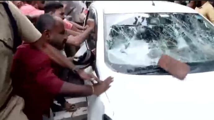 Left workers rounded up a car of ED team that raided former Kerala CM Pinarayi Vijayan. (Screengrab) ED team attacked