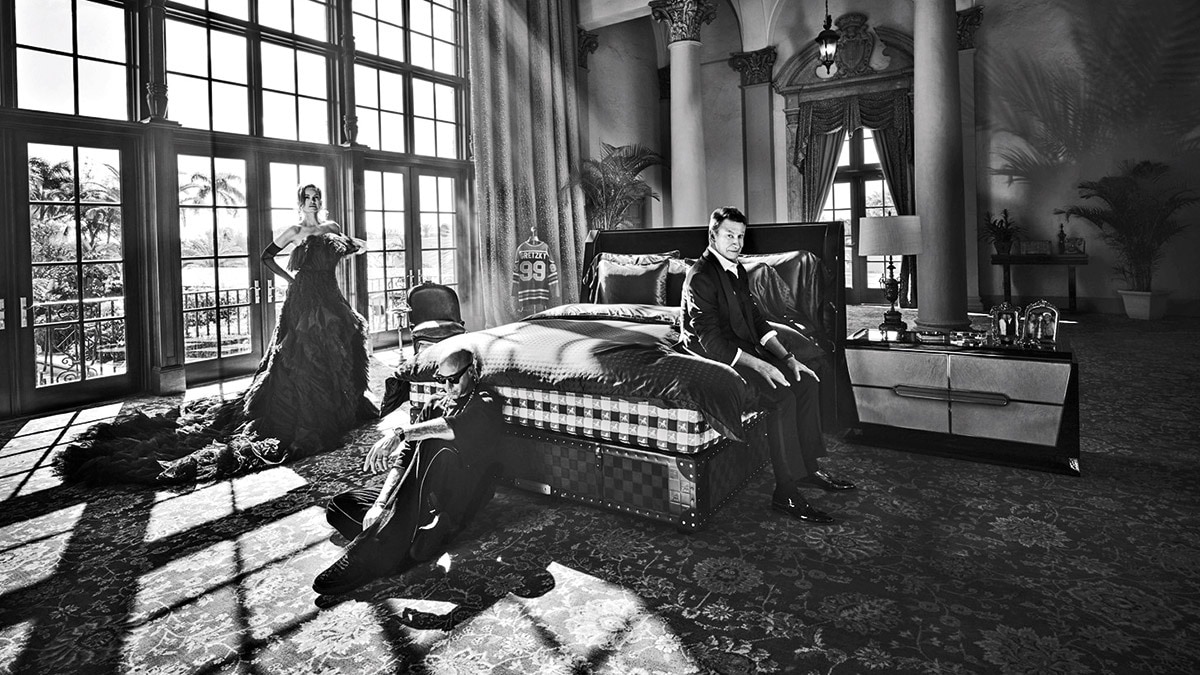 DESIGNER DREAMS: NHL legend Wayne Gretzky, his wife Janet and designer Ferris Rafauli with Hästens upgraded Grand Vividus