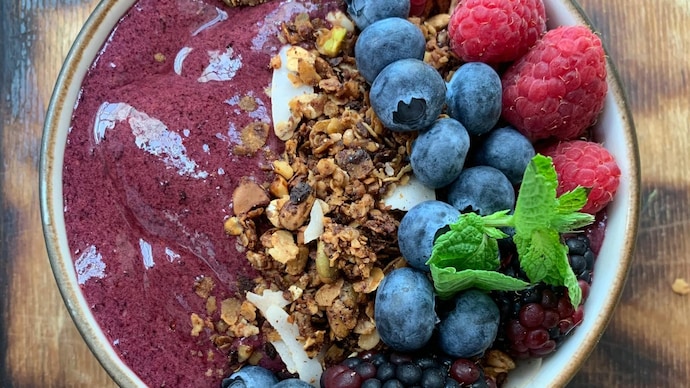 The acai bowl trend is moving from cafe counters to home kitchens with a quick, no-cook method.