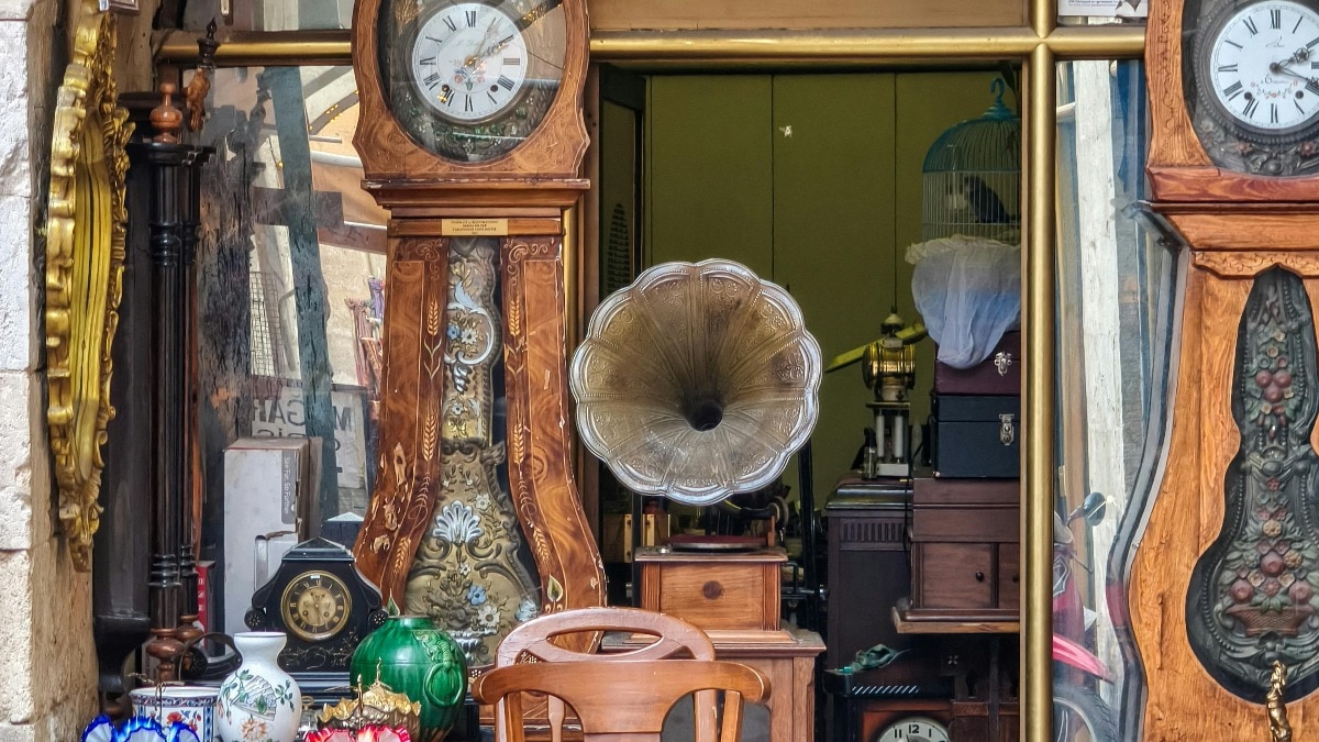 From old Delhi lanes to Goa’s Portuguese homes, these antique markets across India offer vintage collectibles, colonial-era furniture and fascinating stories hidden behind dusty shelves.