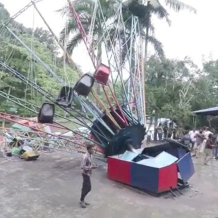 2 children among 5 injured as giant wheel collapses at Kerala amusement park