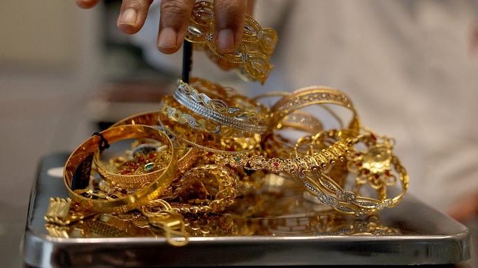A goldsmith weighs gold jewellery inside a showroom in Ahmedabad. (Photo: Reuters/File)