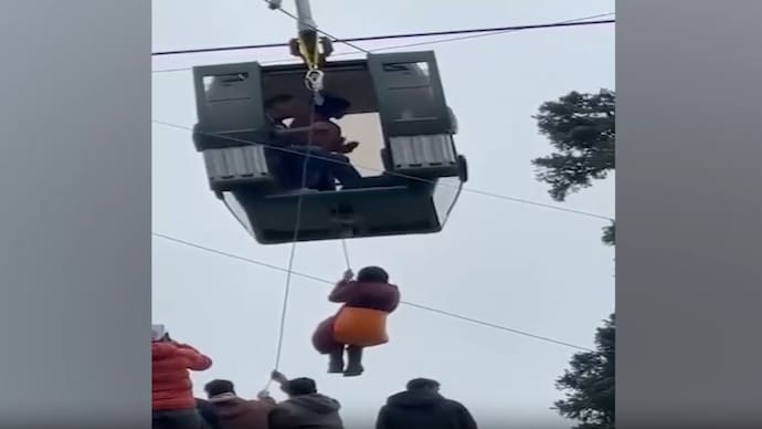Hundreds of tourists stranded midair after a technical fault hit the Gulmarg cable car service. Gulmarg