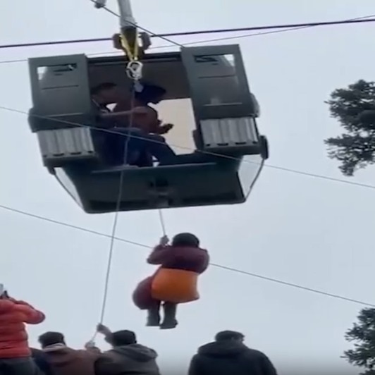 Hundreds of tourists stranded after tech snag in Gulmarg cable car, rescue underway