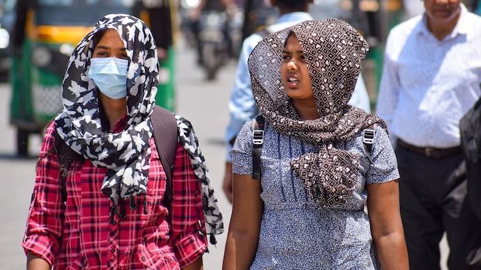 Extreme temperatures, both hot and cold, put added pressure on the heart. (Photo: PTI) Gurugram: Commuters use scarves to shield themselves from the heat during a hot summer afternoon, in Gurugram, Saturday, April 22, 2023. (PTI Photo)(PTI04_22_2023_000259B)