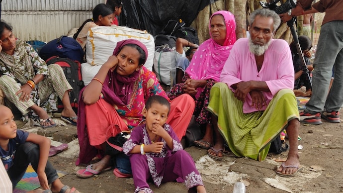 Illegal Bangladeshi immigrants wait at the Hakimpur border checkpoint to cross back into Bangladesh. (Photo: India Today TV) bangladesh border
