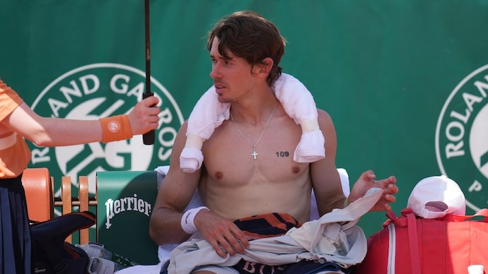 Alex De Minaur of Australia attends a break during his first round men's singles match. (Photo: AP) Heatwave scores in French Open: Extreme temperatures test tennis, human limits