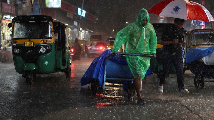 Heavy rain in Bihar, West Bengal and the Northeast, while Delhi and Gurugram sizzle at 40 degrees Celsius. Here is what IMD says about India's weather on May 2. (Photo: Reuters) Heavy rain in Bihar, West Bengal and the Northeast, while Delhi and Gurugram sizzle at 40 degrees Celsius. Here is what IMD says about India's weather on May 2. (Photo: Reuters)