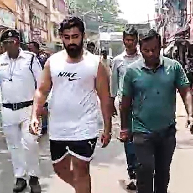West Bengal police parades criminals in vest, underwear