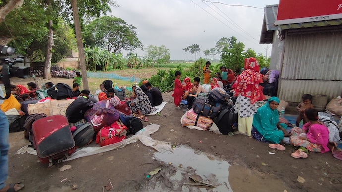 Illegal immigrants rush to Hakimpur border following government’s ‘3D Policy’ Illegal immigrants rush to Hakimpur border following government’s ‘3D Policy’