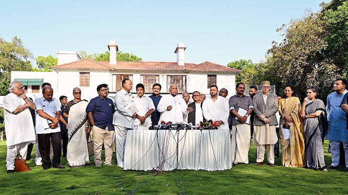 OPPOSITION HUDDLE: Congress president Mallikarjun Kharge with INDIA bloc partners addresses the media after an alliance meeting, New Delhi, Apr. 15. (Photo: Atul Kumar Yadav)