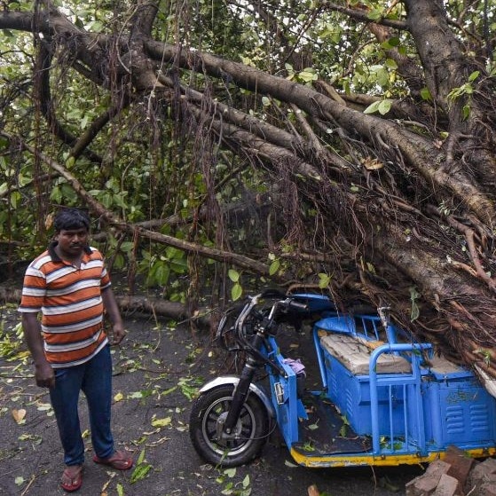 Stormy Saturday: Thundersqualls to batter East India, West to sweat at 45°C