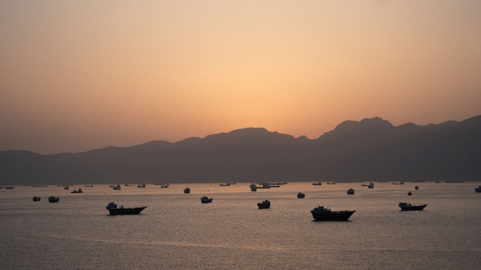 The Iranian navy announced that it had sent a sharp and clear warning to ensure that American-Israeli ships did not enter the zone. (File Photo: Reuters) ईरान की सुलह की कोशिशों को झटका लगा है. डोनाल्ड ट्रंप ने परमाणु बातचीत से पहले शिपिंग खोलने का प्रस्ताव ठुकराया (Photo: Reuters)