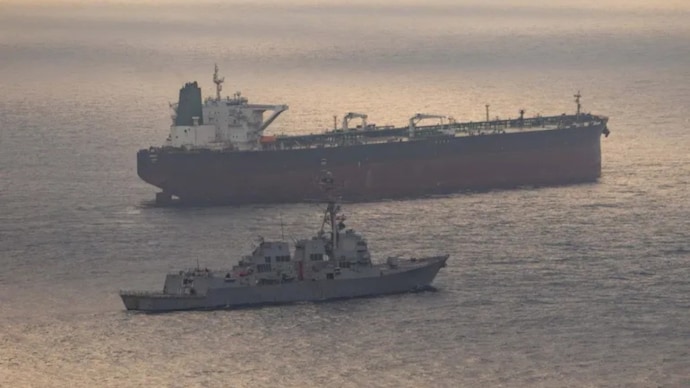 The Iranian navy announced that it had sent a sharp and clear warning to ensure that American-Israeli ships did not enter the zone. (File Photo: Reuters)