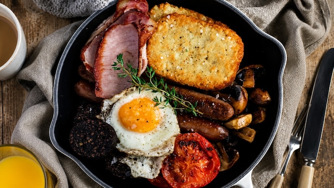 The Pakistani deportess were served a full Irish breakfast, which features sausages, bacon, eggs, black pudding, grilled tomatoes, mushrooms and toast or hash browns. (Image: X) Ireland deportation flight served pork breakfast to Pakistan-bound Muslims.
