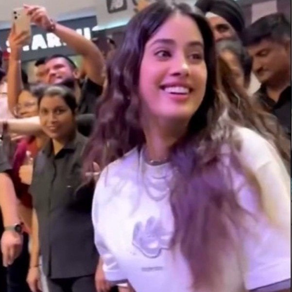 Janhvi Kapoor plays cricket with Pat Cummins, knocks out bystander's phone at event