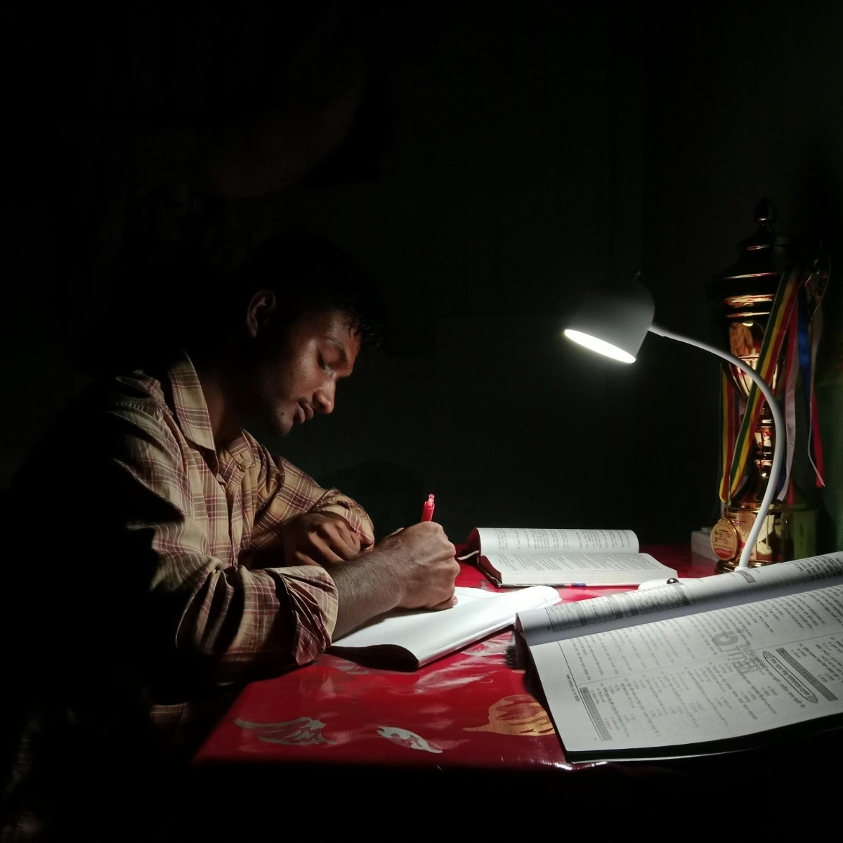 JEE students reveal study habits, burnout mistakes and survival strategies