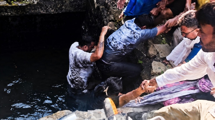 Residents and fellow aspirants rushed to help and pulled those trapped out of the drain. Kanpur drain fall