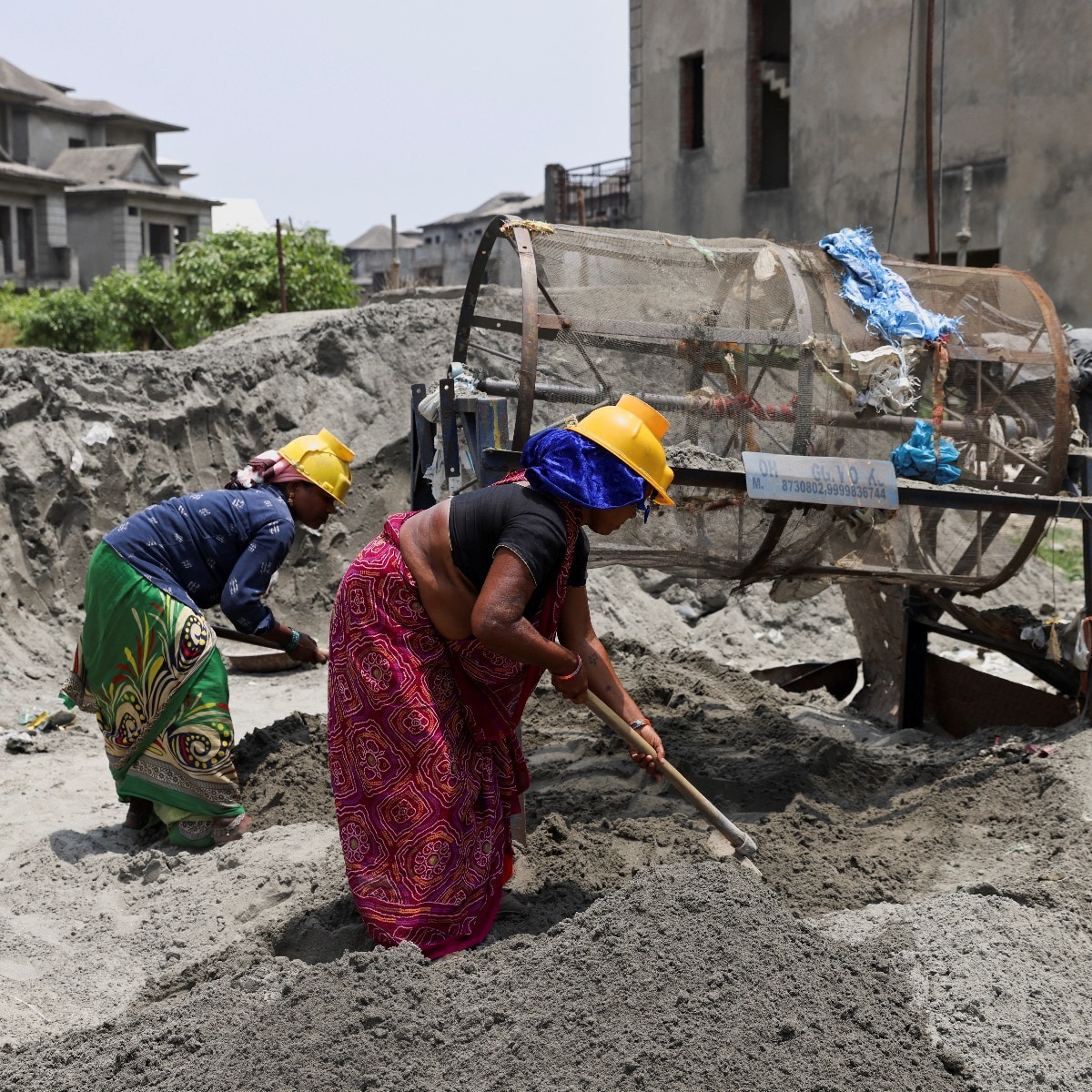 Karnataka govt hikes minimum wages of labourers by 60%