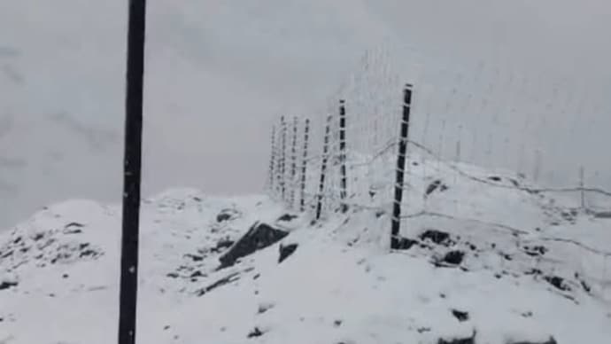 An image captures the snowfall at Zero Point in Zojila Pass. (Photo: X/@thenawakadal) Ladakh gets snow, relief while rest of India faces burning heatwaves