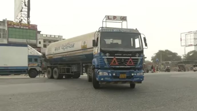 Chhattisgarh Police have named former District Food Officer Ajay Yadav as the alleged mastermind of a Rs 77 lakh LPG embezzlement case. (Representative image) LP Tanker