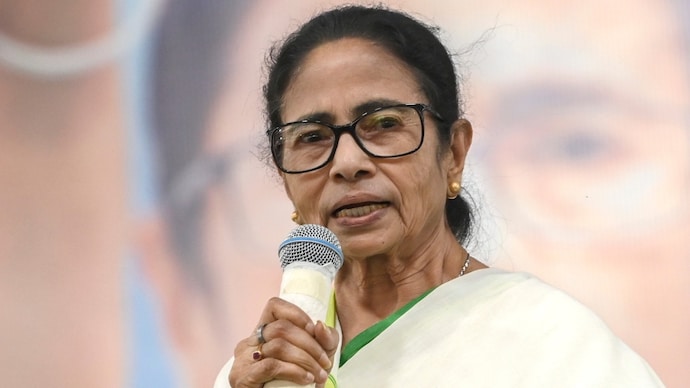 পদত্যাগের অনীহা না কি চাল? মমতার ‘সুপ্রিম’ কৌশলে বাড়ছে রহস্য পদত্যাগের অনীহা না কি চাল? মমতার ‘সুপ্রিম’ কৌশলে বাড়ছে রহস্য