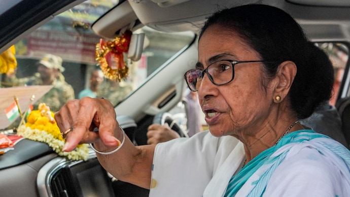 A defiant Mamata Banerjee ruled out resigning as chief minister Mamata Banerjee