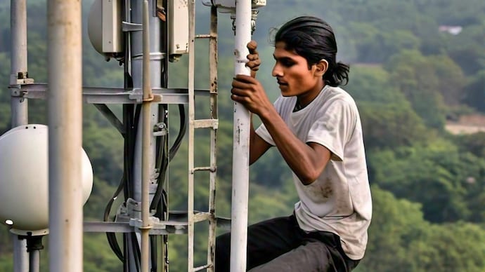 Driver Guddu Maurya climbed the mobile tower in protest against administrative inaction (Photo: Representative/AI-generated)