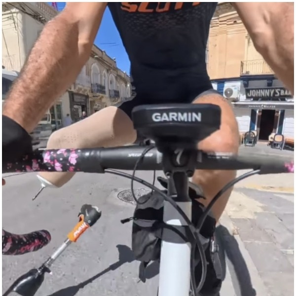 Man's prosthetic leg falls off while cycling, stranger’s next move wins hearts
