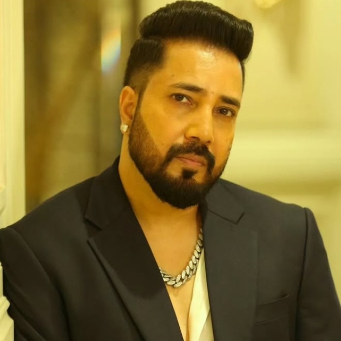 Mika Singh backs Ranveer Singh, says he will speak to film body on Don 3 row