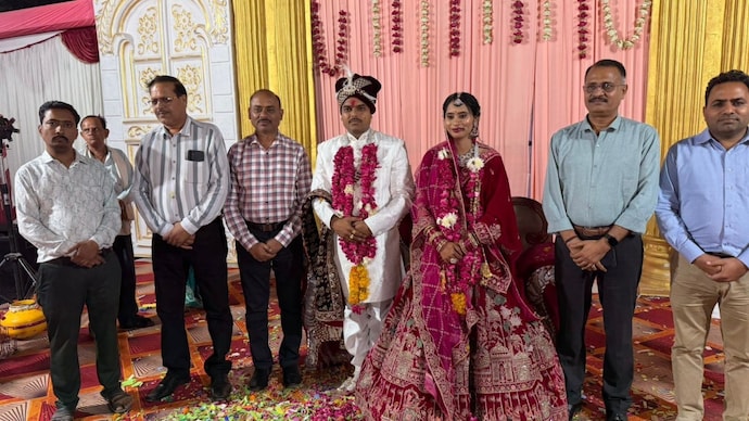 Assistant Jail Superintendent Firoza Khatoon married murder convict Dharmendra Singh. MP jailer marries inmate