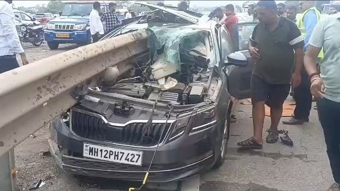 A Skoda car travelling from Mumbai to Pune crashed into a divider on the expressway. Mumbai