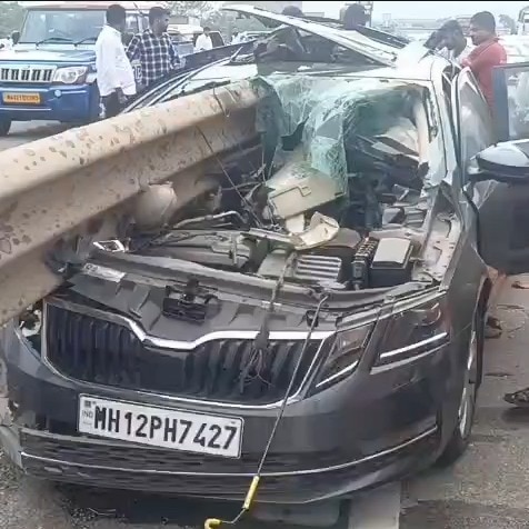 2 killed, 1 critical as car crashes into divider on Mumbai-Pune Expressway