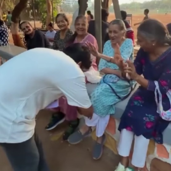Mumbai man goes around asking strangers for aashirwaad, here's what it led to