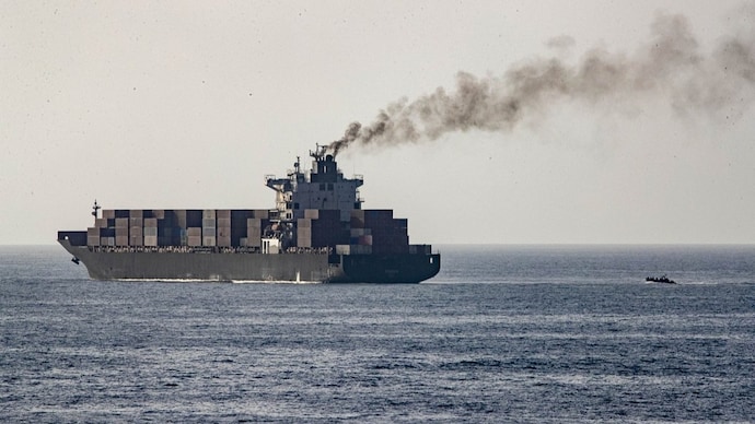 The United States evacuated 22 crew members from the seized Iranian vessel Touska to Pakistan. नाकेबंदी तोड़ना प ड़ा भारी, US मरीन ने बीच समंदर में घेरा