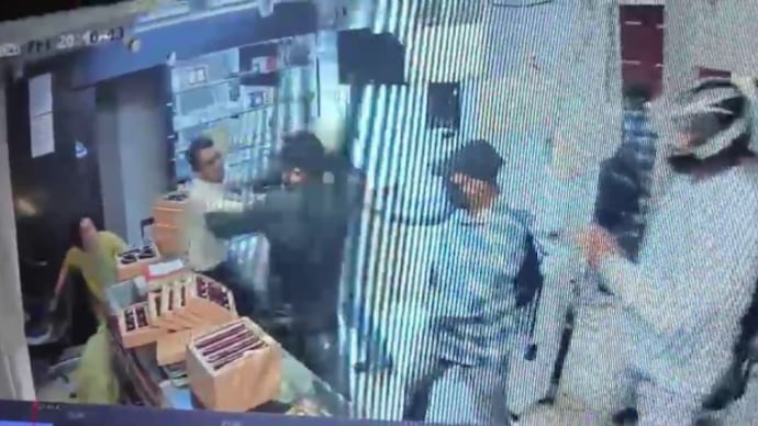 The incident occurred in the Panchavati area between 9 and 9:30 pm on Friday. nashik jewelley shop