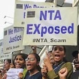 NEET पेपर लीक के बाद सरकार और NTA खानापूर्ति कर रही है, जबकि छात्र असंतुष्ट और नाराज हैं. NEET पेपर लीक के बाद सरकार और NTA खानापूर्ति कर रही है, जबकि छात्र असंतुष्ट और नाराज हैं.