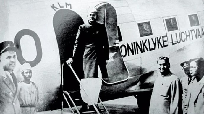 Netaji Subhas Chandra Bose was among the earliest Indian frequent flyers. This is an iconic image of Netaji getting off a KLM flight at the Calcutta Airport. (Image: Social Media) netaji kolkata airport frequent flyer