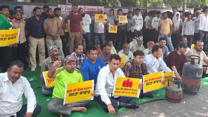 Party leaders and workers held demonstrations in several parts of the state, raising slogans and staging sit-ins against the Centre’s decision. Party leaders and workers held demonstrations in several parts of the state, raising slogans and staging sit-ins against the Centre’s decision.