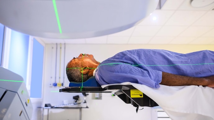 Misinformation, especially on social media, is often leading patients to ignore symptoms, delay diagnosis or believe in unproven remedies. (Photo: Getty Images) Photo depicting a patient undergoing radiation therapy using advanced linear accelerator equipment, highlighting medical care advancements for oncological treatments.
